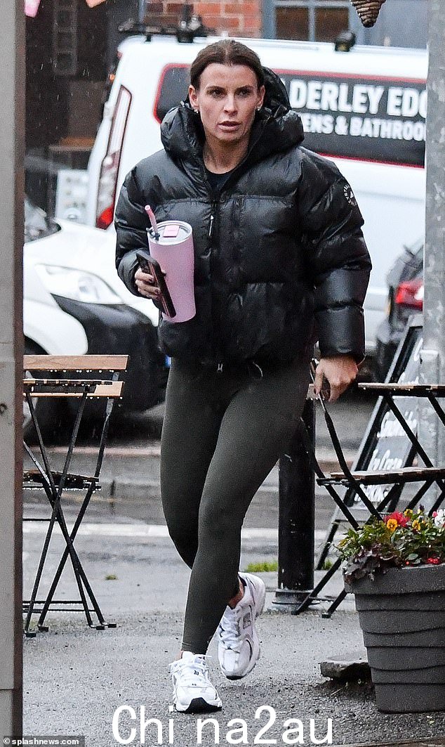 走出去:36 岁的 WAG 在倾盆大雨中前往柴郡 Alderley Edge 的健身房时看起来很随意