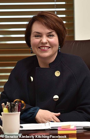 Kimberley Kitching(右)在六天后死于疑似心脏病发作