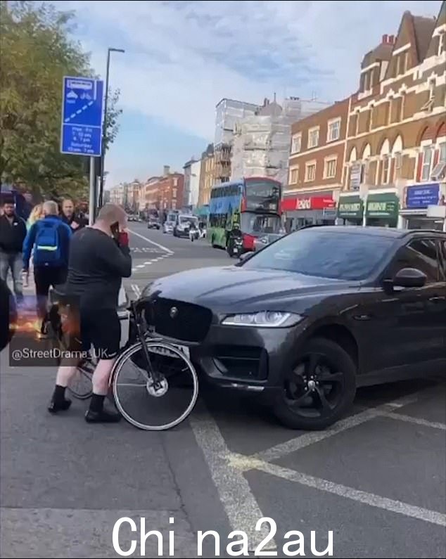 当捷豹与他的自行车相撞时,骑自行车的人正站在 Kilburn High Road 和 Brondesbury Road 交界处的路上。据信,在两人发生口角后,他一直在打电话给警方。在 Kilburn High Road 和 Brondesbury Road 交界处的路上,捷豹撞上了他的自行车。据信,在两人发生口角后,他正在打电话给警方</p> <h2>相关文章</h2 > 上一页 1 2 下一页 <img src=