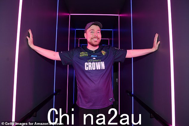 MrBeast 在 hi 之后赶上并达到了 PewDiePie 的订阅者数量11 月 11 日达到 1.11 亿(图:MrBeast 出席亚马逊 Prime 会员日“终极皇冠”游戏活动,MrBeast 和 Ninja 在 HyperX Arena 正面交锋)
