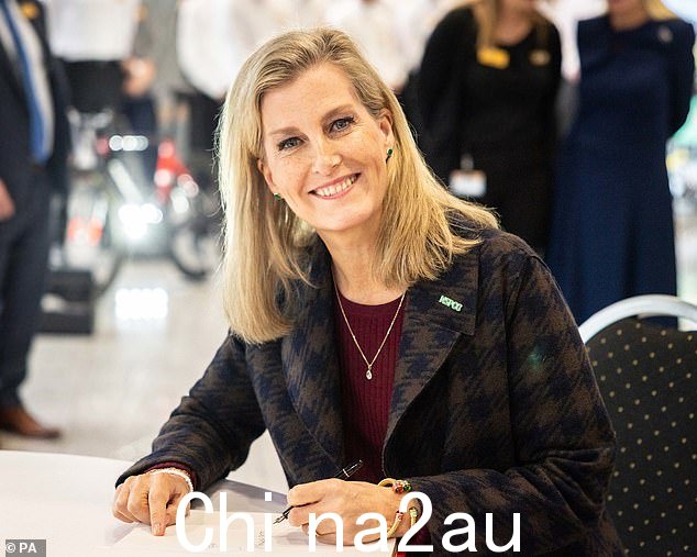威塞克斯伯爵夫人在访问期间看起来很放松,在留言簿上签名时微笑