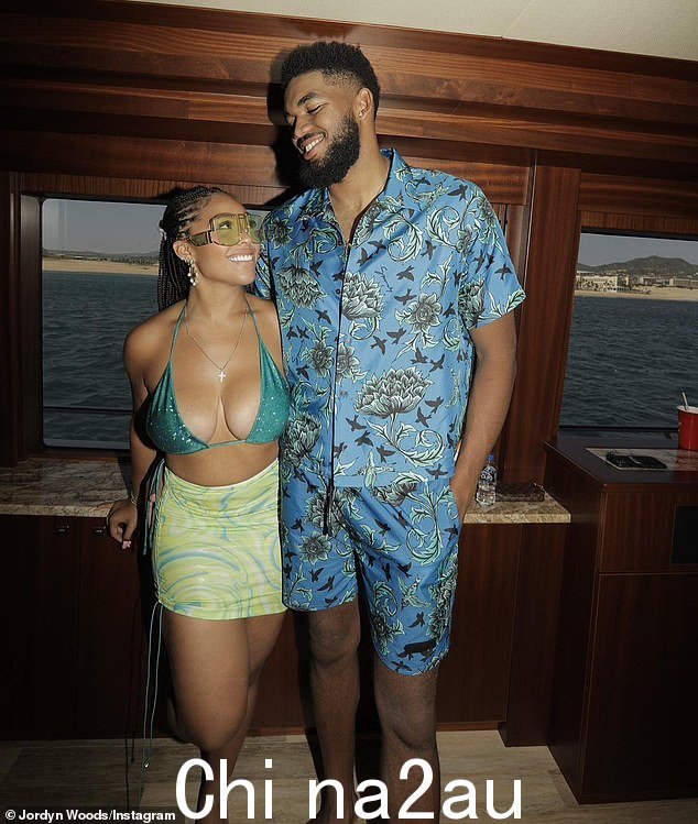 Amor:Kylie Jenner 的前朋友 Jordyn Woods 看起来好像恋爱了。周二,这位 25 岁的前 Life Of Kylie 真人秀明星在 Instagram 上祝愿她的篮球明星男友Karl-Anthony Towns 27 岁生日快乐