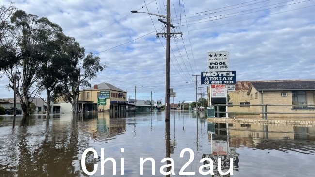 福布斯小镇2022 年 11 月 16 日上午，处理洪水紧急情况。预计洪水仍将上涨。图片：Aymon Bertah