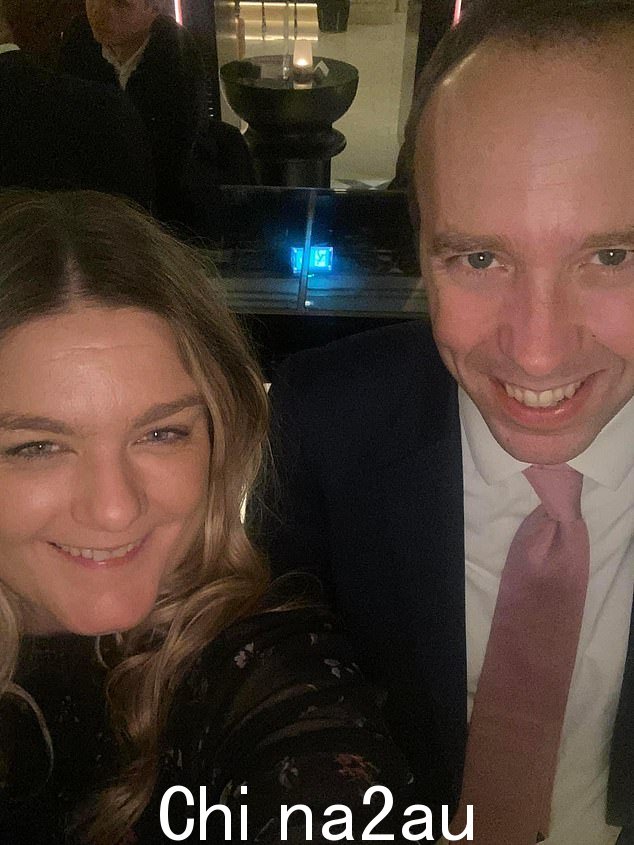 Katie Hind 和 Matt Hancock。利落的粉色领带映衬着他深蓝色的眼睛。在剪裁得体的西装下,这个男人明显是个浅黄色