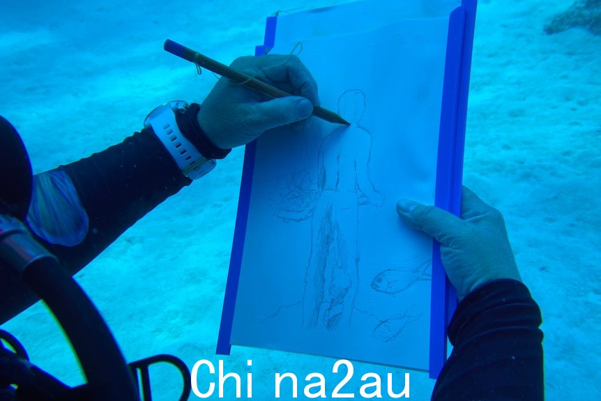 一名潜水员在水下用铅笔素描