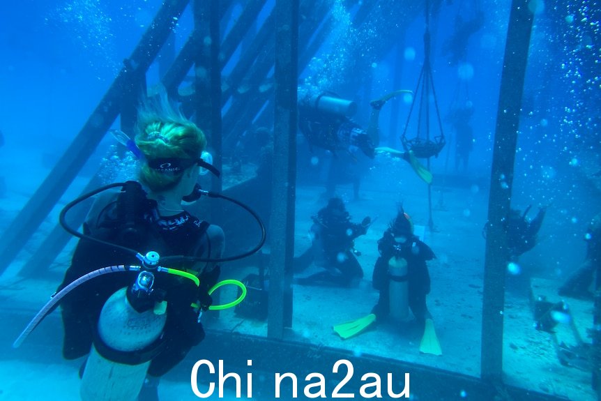 水下艺术博物馆的一群潜水员