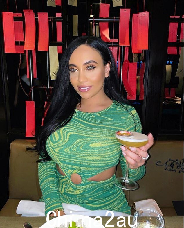 Happy:Annie 在 Babestation 上展示了 11 年的成人节目,7 月在 Instagram 上证实了她和 Arthur 的订婚,并在分享 Arthur 名字的纹身时告诉朋友和家人“我说是的”她在肚子上涂了墨