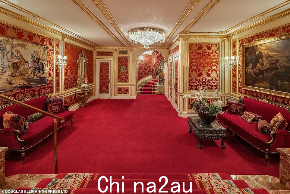 厚厚的深红色地毯覆盖了公寓的一层,现在以 2650 万美元的价格挂牌出售