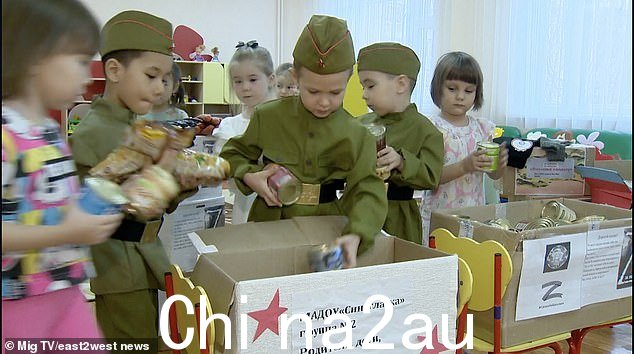 Noyabrsk 的 Sineglazka 幼儿园的孩子们正在为前线士兵装食物盒,声称他们在战区又冷又饿