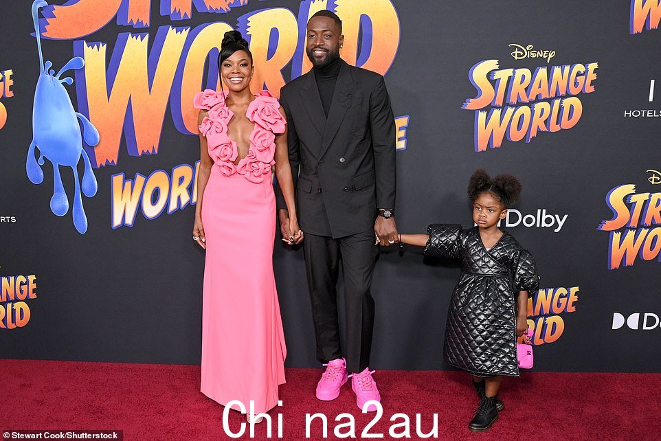 家庭事务:Gabrielle Union 在迪士尼奇异世界的首映式上得到了丈夫 Dwyane Wade 和他们可爱的女儿 Kaavia 的支持,which w周二晚上在洛杉矶举行