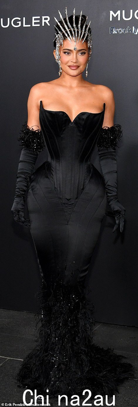 令人叹为观止:凯莉·詹娜 (Kylie Jenner) 于周二傍晚抵达纽约市的 Mugler Couturissime 展览开幕式时惊艳亮相