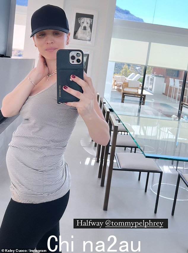 半途而废:Kaley Cuoco 周二在社交媒体上发布了她怀孕中期的自拍照片