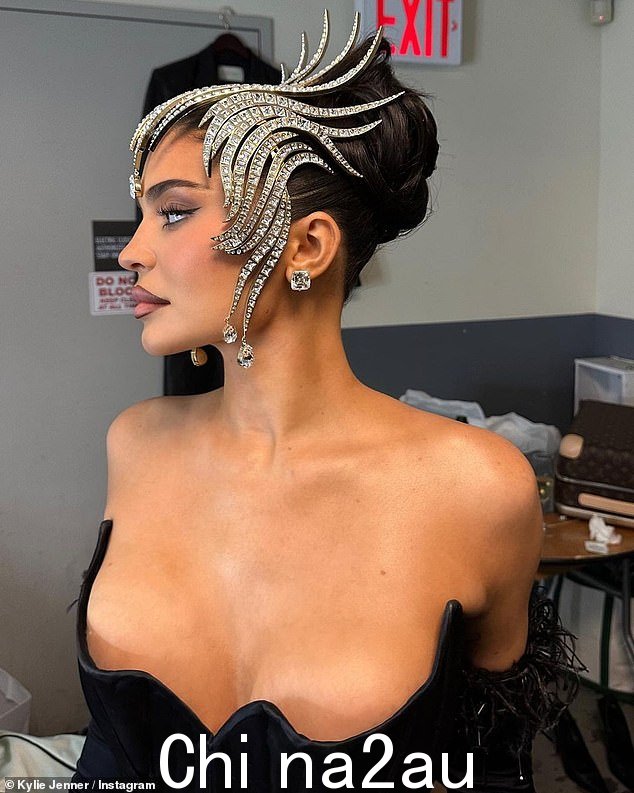 'mugler girl',KUWTK alum 的标题,她向她的 3.72 亿 Instagram 粉丝详细介绍了她华丽的头饰和完美无瑕的魅力