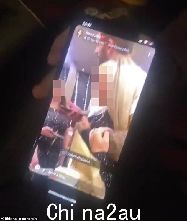 哦,亲爱的:26 岁的亚当在麦当劳搂着一个女人的视频以前曾风靡一时