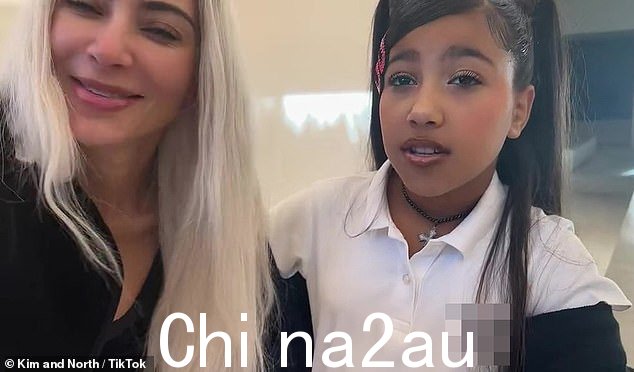 青春风:北方spo穿了一件白色 T 恤,将她的黑色长发梳成两半pigtails