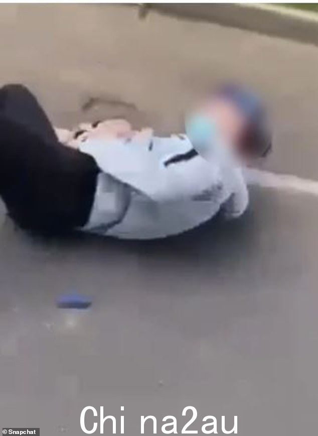 这名 15 岁男孩在斗殴中被刺伤后被送往医院,伤势严重。他在医院情况稳定。调查正在进行中