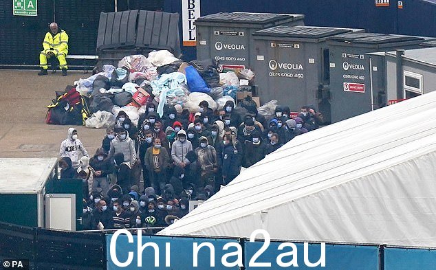 周一,400 名寻求庇护者乘坐八艘船抵达肯特海岸 - 每艘船平均 50 人,使今年非法进入英国的总人数超过 42,000