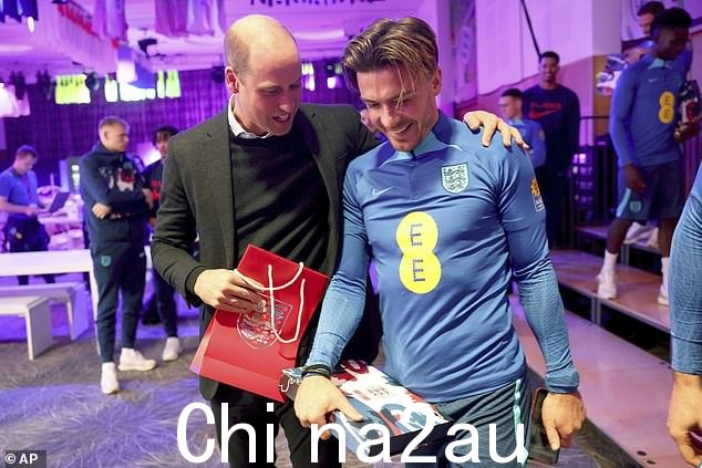 威廉王子在圣乔治公园与英格兰的杰克格雷利什交谈