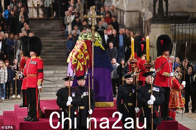 当大约 250,000 名哀悼者鱼贯而过时,女王一直躺在威斯敏斯特大厅