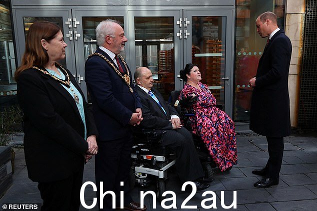 威尔士亲王在访问位于卡迪夫的威尔士议会 Senedd 期间与 Rosaleen Moriarty Simmonds、Stephen Simmonds、议员 Graham Hinchey 和 Anne Hinchey 进行了交谈