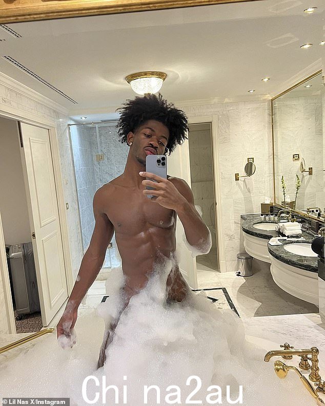 一寸都不能捏! Lil Nas X(出生于 Montero Lamar)显然以他 6 英尺 2 英寸的苗条身材和轮廓分明的六块腹肌而自豪