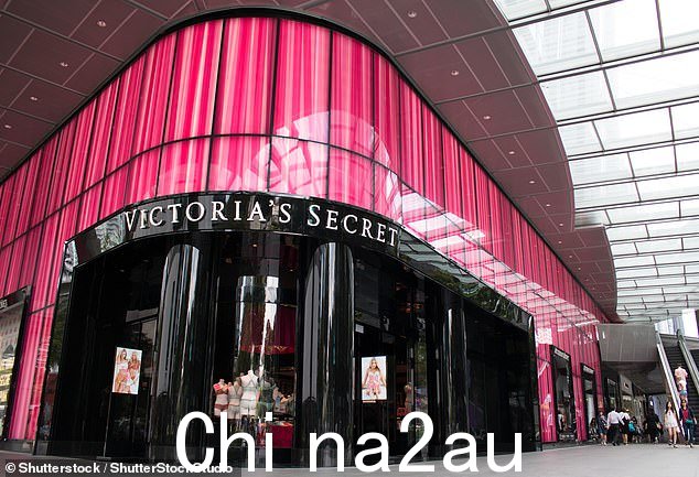 Lloyd 说女学生在 Victoria Secret 被捕乌节路(上图)会有“对上帝的恐惧”,并被不把商店偷窃视为轻微犯罪的警察公开羞辱