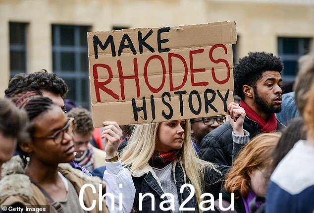 Oriel College, Oxford 的学生游行反对主要殖民人物 Cecil Rhodes