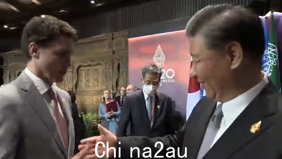 While Trudeau 是讲话时,习近平看起来很沮丧,因为他避免与加拿大总理进行目光接触。然后,习大大地笑了笑,伸出手,在紧张而尴尬的交流中与特鲁多握手。 , 习近平看起来很沮丧,因为他避免与加拿大总理进行眼神交流。然后,习近平露出灿烂的笑容,伸出手,在紧张而尴尬的交流中与特鲁多握手</p> <img id=