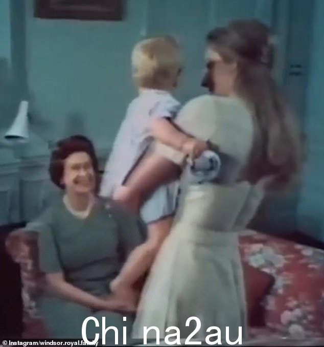 皇室粉丝们对重新出现的片段感到疯狂,看到伊丽莎白二世女王在 1978 年与她的第一个孙子彼得菲利普斯玩耍