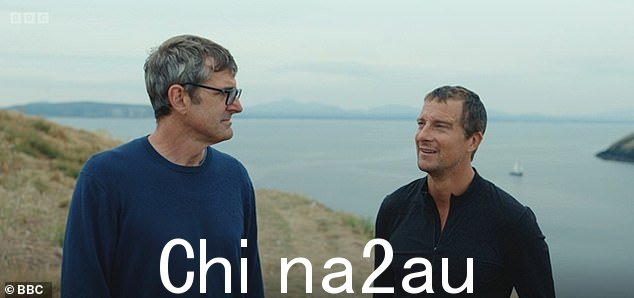 这位电视名人和纪录片制作人告诉 Louis Theroux(右)他只和父母“谈了一点”他在寄宿学校的经历