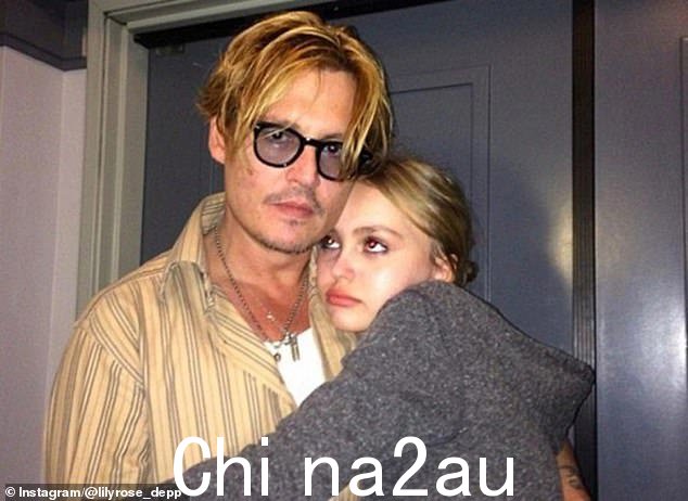 家庭:莉莉与她的父亲约翰尼合影。约翰尼和莉莉的母亲凡妮莎帕拉迪斯在 2012 年分手前在一起 14 年