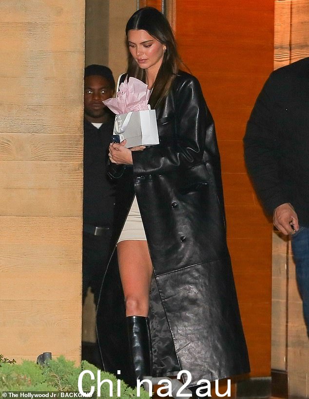 Leggy:Kendall Jenner 周二晚上在马里布的 Nobu 参加 Hailey Bieber 的生日庆典时炫耀了她又长又结实的腿
