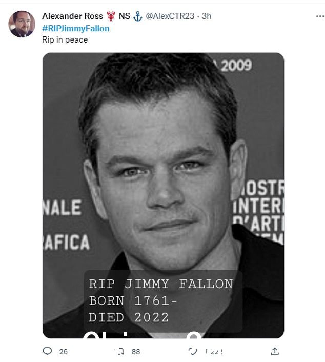 推文:粉丝们继续开玩笑地使用#RIPJimmyFallon 标签和其他名人的照片,包括 James Corden、David Hasselhoff 和 Matt Damon - 给不知情的人造成了巨大的混乱这是一个骗局