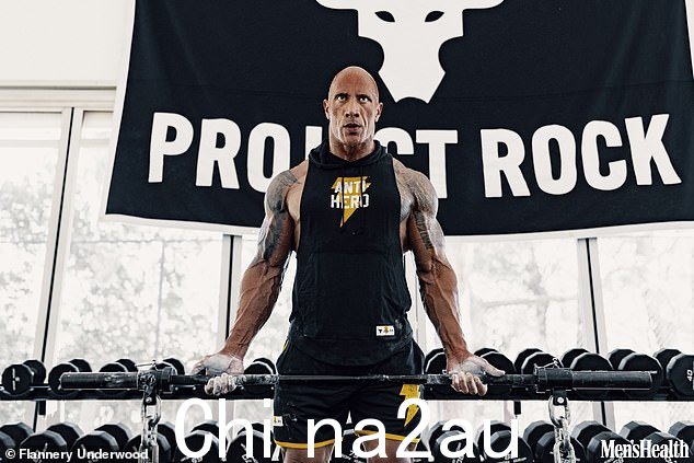 Pumping iron:The Rock 每周锻炼六天,要么在他的“Iron Paradise”家庭健身房锻炼,要么在他不在家时工作人员为他组装的健身房锻炼” class=