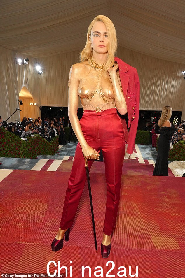 像 Cara Delevingne 这样的明星更进一步,将馅饼作为外套穿着