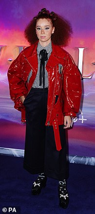 前卫:艾琳·凯利曼 (Erin Kellyman) 穿着黑色长裤和格子衬衫打造了一个聪明的身材