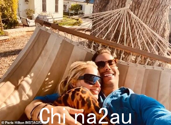 安顿下来:这对幸福的夫妻出现在巴黎的 Instagram 帖子中