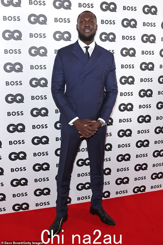 聪明:Stormzy 参加周三在伦敦文华东方海德公园酒店举行的 GQ 年度男士颁奖典礼时,他的身材很漂亮