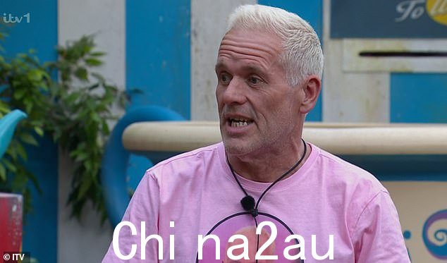 为了赢得它:Chris Moyles 说他也很想赢得这个奖项。'我应该去,''看,伙计们,即使我赢了,我也会把它给别人else'',但我不会,'他说