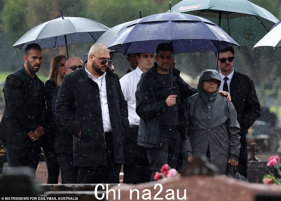 在所谓的事故发生后,包括一名下班消防员、牙医和医生在内的旁观者尝试了 35 分钟来挽救她的生命,但这名年轻女子的心脏骤停。最初从附近的汤斯维尔呼叫了一架直升机将她带到医院,但当专家意识到她受伤的严重性时,她被停职了。” class=