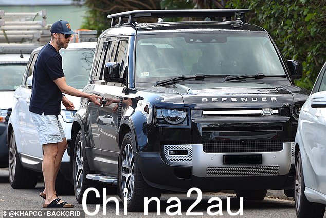 电视节目主持人 Hamish Blake 重新驾驶他价值 120,000 美元的 Land Rover Defender,这辆车在去年的一次入室盗窃中被盗