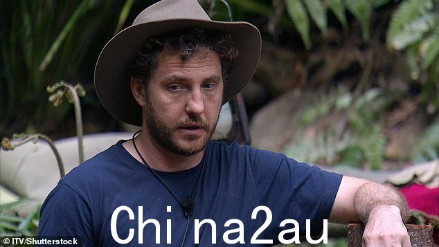哎哟!肖恩·沃尔什 (Seann Walsh) 恳求他的同伴换床,因为他抱怨睡在吊床上而不是平坦的木床导致背部不适