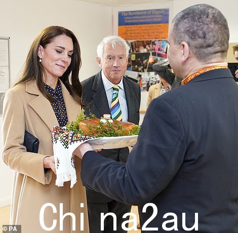 皇室成员今天抵达中心时喜气洋洋,在那里她收到了传统的乌克兰蛋糕