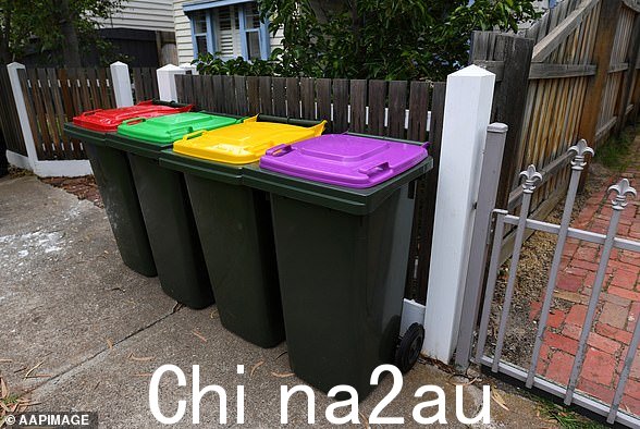 维多利亚州的一些居民已经将他们的垃圾分成四个垃圾箱,最新添加的紫色顶部(右)仅用于玻璃,以避免污染