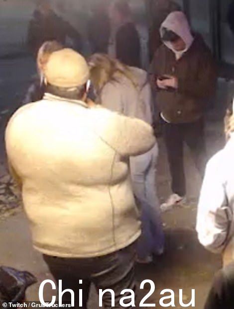 身份不明的年轻人在和女孩们一起等待食物时,将他的帽子向后转,戴上兜帽。他没有和他们说话,而是在等他们