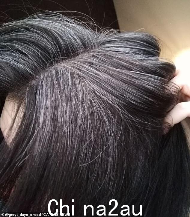 当 Lauryn 决定让她自然的颜色显现出来时,她知道她会开始受到不必要的关注,但决定忽略他们严厉的目光