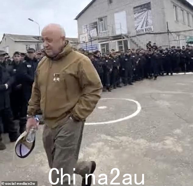 普京的厨师 Yevgeny Prigozhin 于 2022 年 9 月在俄罗斯的一个殖民地拍摄了招募囚犯的视频