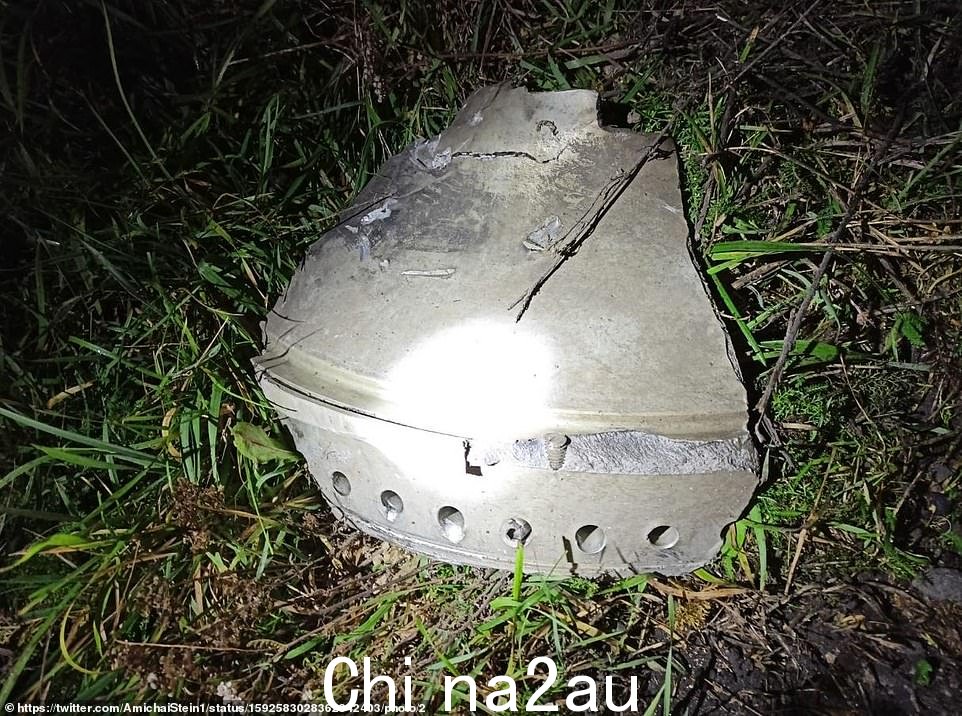 照片中有一大块金属在爆炸后躺在泥土中。波兰总统表示导弹似乎是“俄罗斯制造的”,而乔·拜登表示导弹似乎不是“从俄罗斯”发射的
