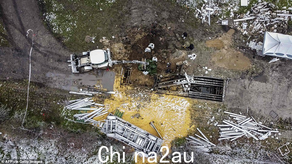 波兰调查人员在星期二下午导弹击中运送谷物的拖拉机并造成两名农场工人死亡的现场工作