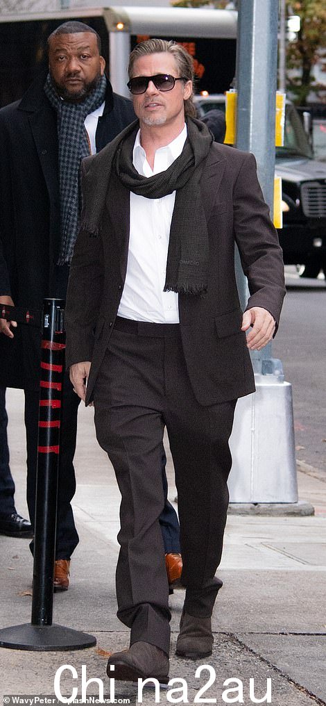 Dapper:Brad 穿西装看起来一如既往,他在晚间放映时选择了一件时尚的深棕色单品